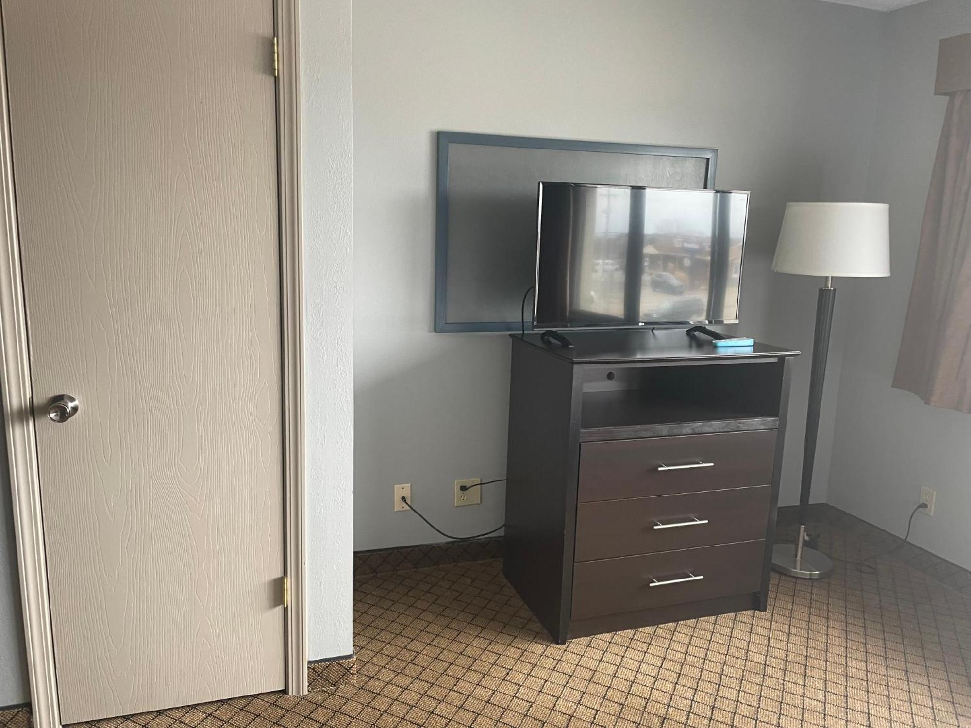 Americinn By Wyndham Hartford Wi Dış mekan fotoğraf