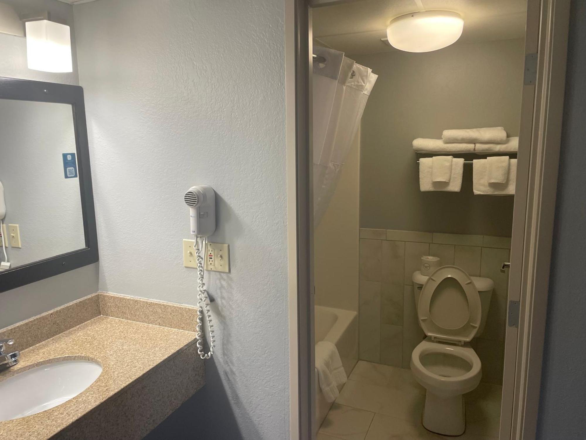 Americinn By Wyndham Hartford Wi Dış mekan fotoğraf