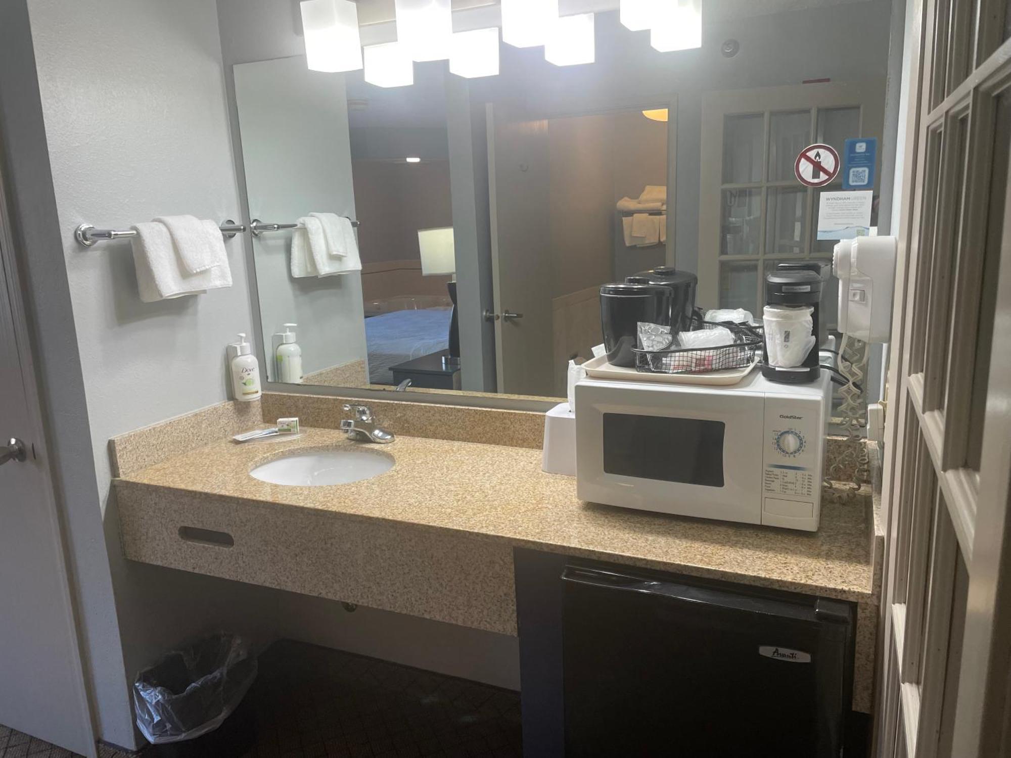 Americinn By Wyndham Hartford Wi Dış mekan fotoğraf